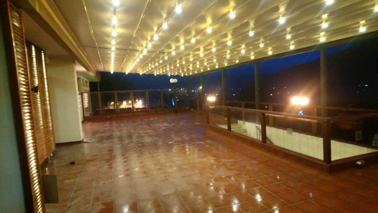 pergola na terasi restorana