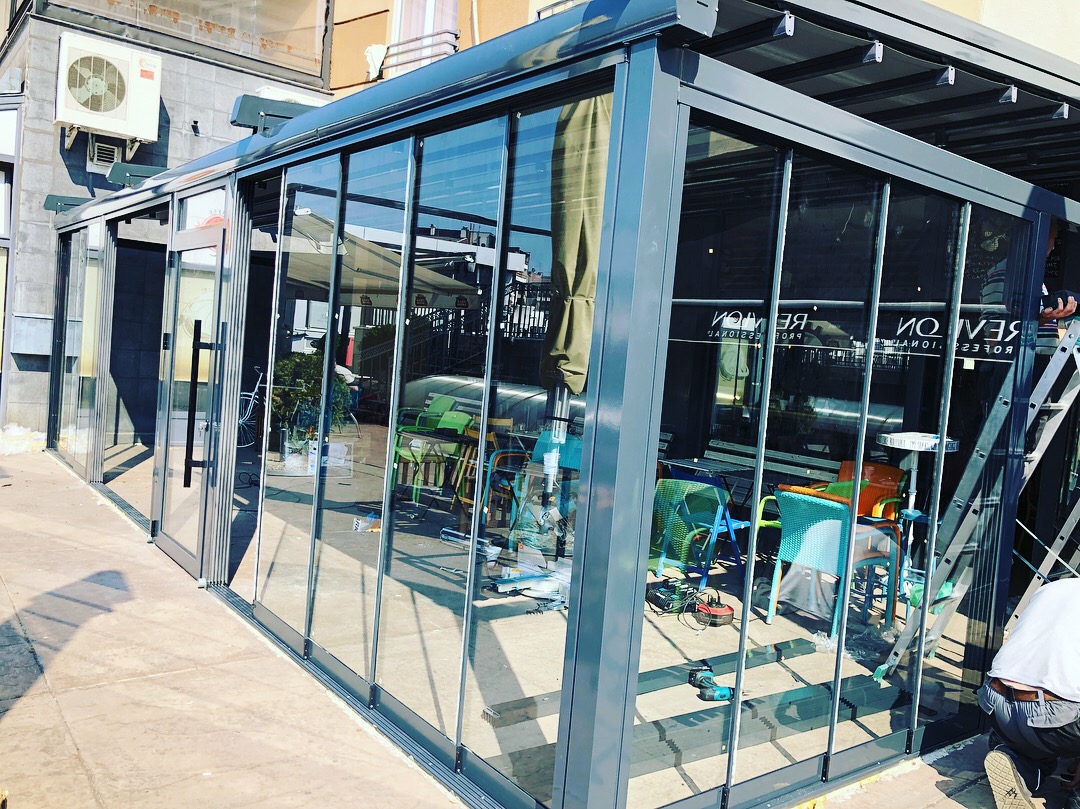 zastakljena bašta kafea sa pergolom